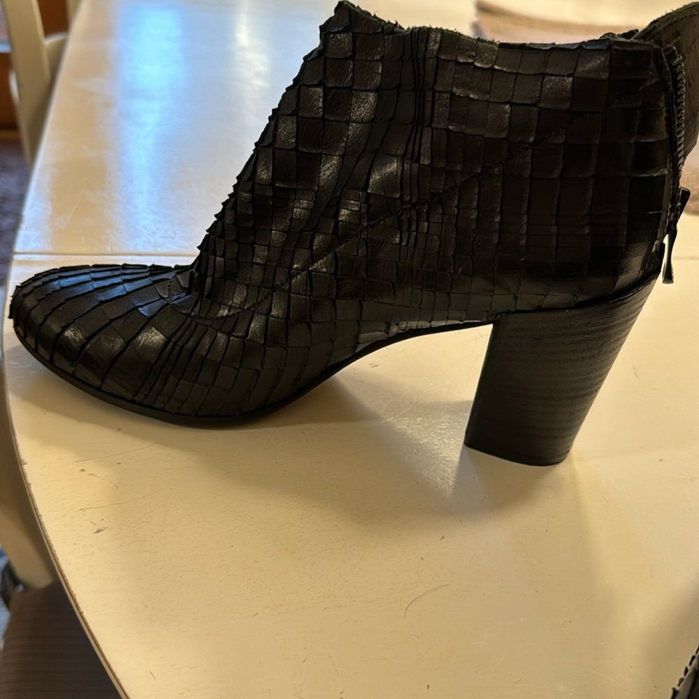 Black boots booties  heeled leather Italian  39